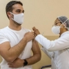 Com 36 anos, Eduardo Leite é vacinado contra a Covid-19