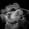 Fotógrafa faz foto e vídeo de nascimento de bebê empelicado em SC; registro é considerado raro
