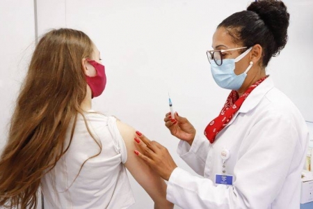 Cem milhões de brasileiros ainda precisam tomar a terceira dose de vacina contra a Covid